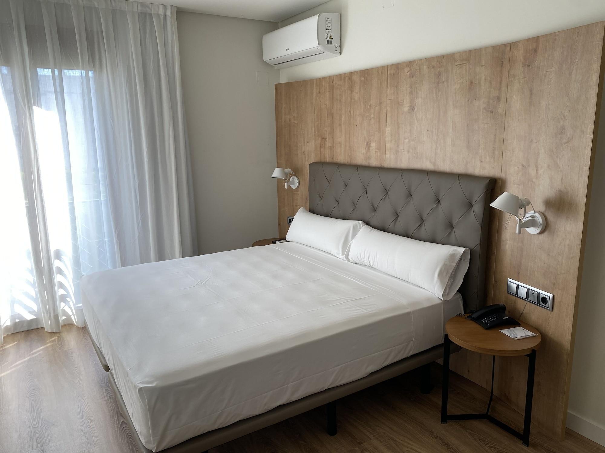 Hotel Virgen De Reyes 4*